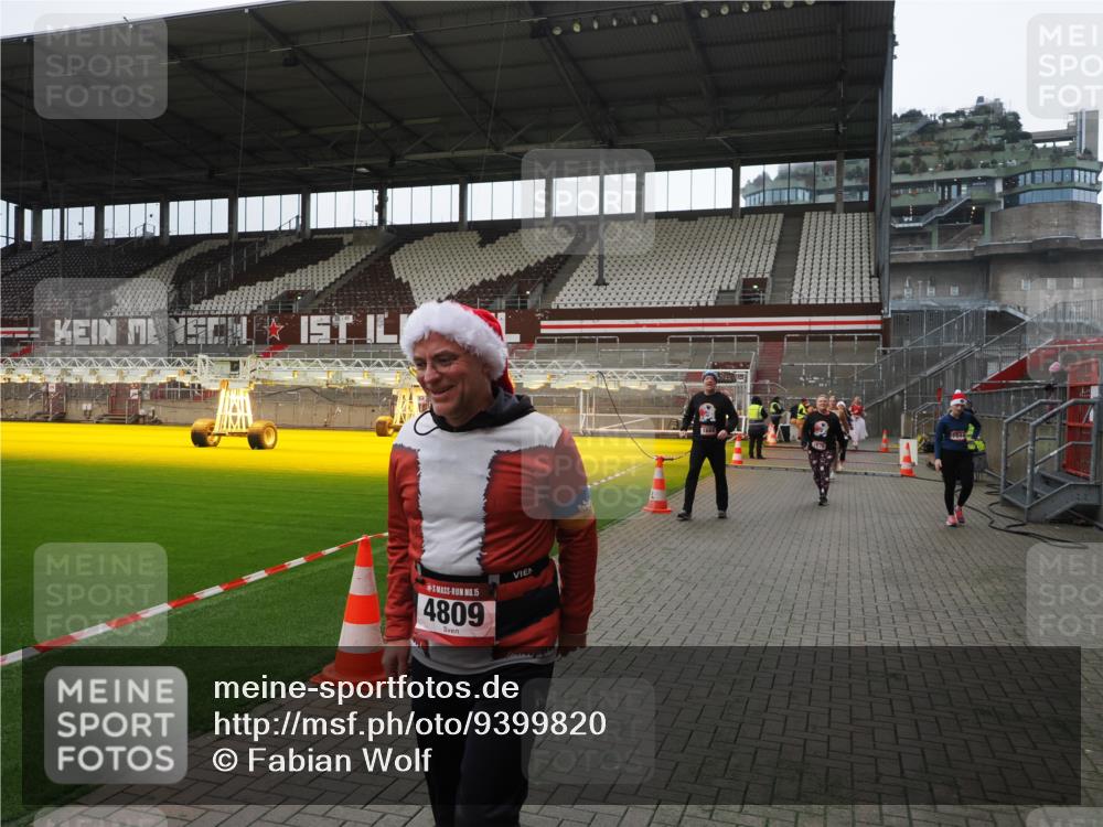 07.12.2025 - St. Pauli X-Mass-Run No. 15 Fabian Wolf http://msf.ph/oto/9399820 07.12.2025 11:03:03 Ziel 151, 160, 502, 574, 599, 602, 612, 875, 880, 953, 997, 1102, 1139, 1385, 1644, 1668, 1670, 4809 meine-sportfotos.de