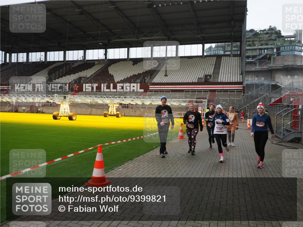 07.12.2025 - St. Pauli X-Mass-Run No. 15 Fabian Wolf http://msf.ph/oto/9399821 07.12.2025 11:03:08 Ziel 502, 599, 602, 612, 748, 875, 880, 953, 1102, 1139, 1199, 1385, 1644, 1668, 1670, 4809 meine-sportfotos.de