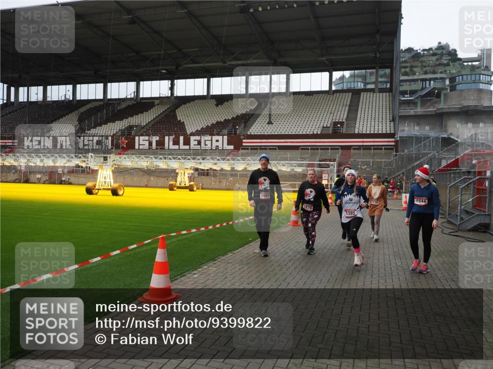 07.12.2025 - St. Pauli X-Mass-Run No. 15 Fabian Wolf http://msf.ph/oto/9399822 07.12.2025 11:03:08 Ziel 502, 599, 602, 612, 748, 875, 880, 953, 1102, 1139, 1199, 1385, 1644, 1668, 1670, 4809 meine-sportfotos.de