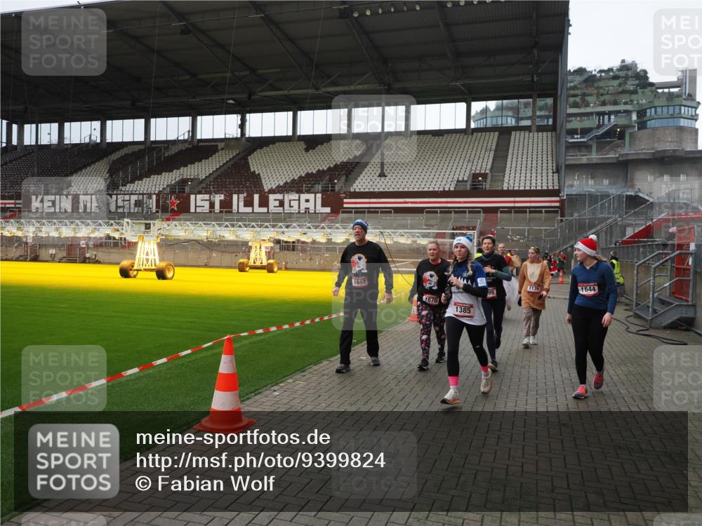 07.12.2025 - St. Pauli X-Mass-Run No. 15 Fabian Wolf http://msf.ph/oto/9399824 07.12.2025 11:03:08 Ziel 502, 599, 602, 612, 748, 875, 880, 953, 1102, 1139, 1199, 1385, 1644, 1668, 1670, 4809 meine-sportfotos.de