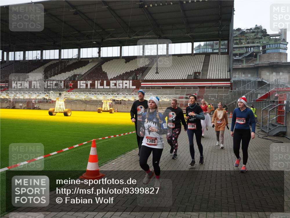 07.12.2025 - St. Pauli X-Mass-Run No. 15 Fabian Wolf http://msf.ph/oto/9399827 07.12.2025 11:03:09 Ziel 502, 599, 602, 612, 748, 875, 880, 953, 1102, 1139, 1199, 1385, 1644, 1668, 1670, 4809 meine-sportfotos.de