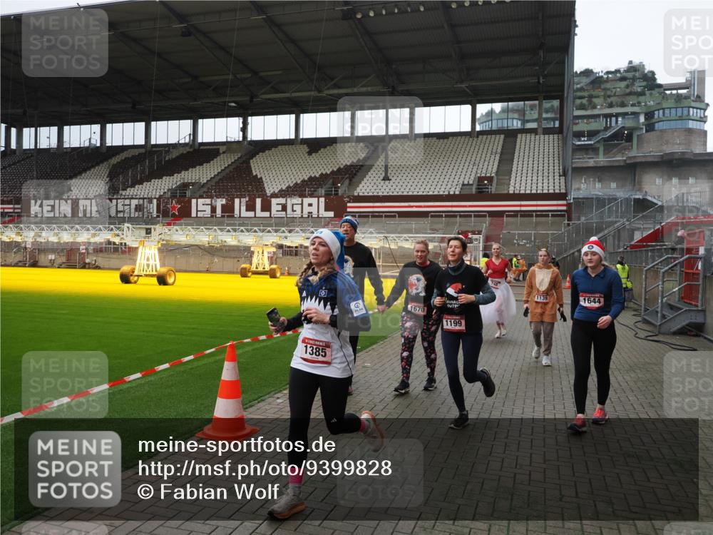 07.12.2025 - St. Pauli X-Mass-Run No. 15 Fabian Wolf http://msf.ph/oto/9399828 07.12.2025 11:03:09 Ziel 502, 599, 602, 612, 748, 875, 880, 953, 1102, 1139, 1199, 1385, 1644, 1668, 1670, 4809 meine-sportfotos.de