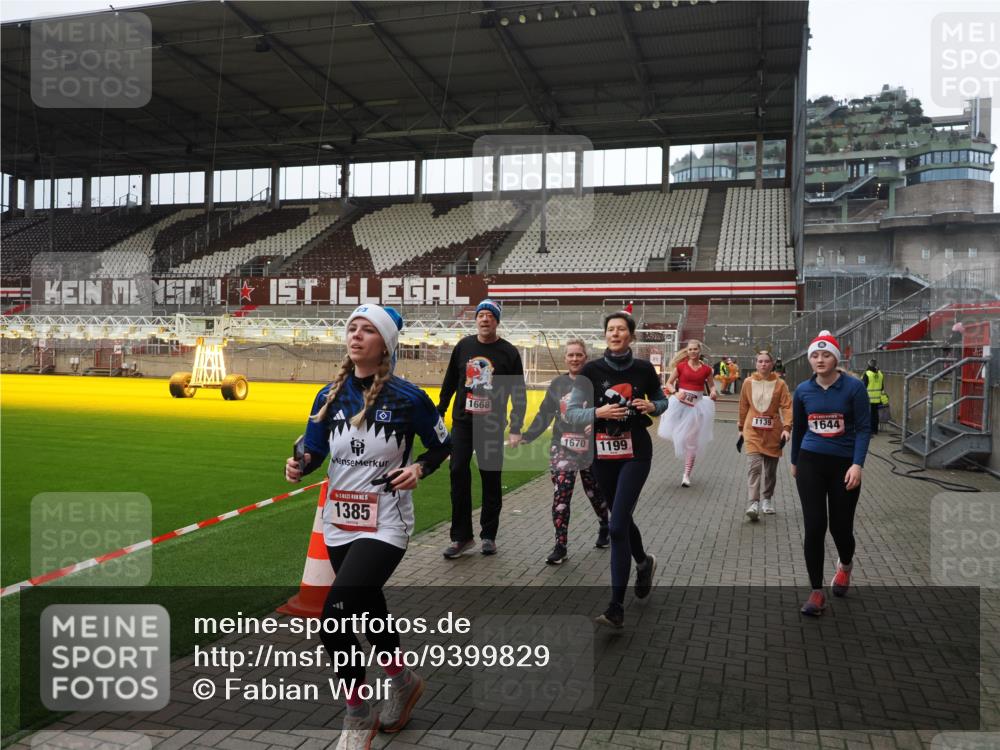 07.12.2025 - St. Pauli X-Mass-Run No. 15 Fabian Wolf http://msf.ph/oto/9399829 07.12.2025 11:03:09 Ziel 502, 599, 602, 612, 748, 875, 880, 953, 1102, 1139, 1199, 1385, 1644, 1668, 1670, 4809 meine-sportfotos.de