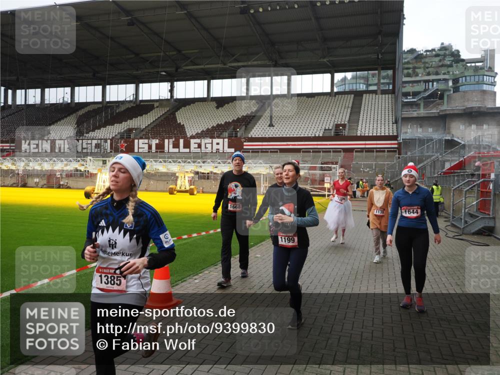07.12.2025 - St. Pauli X-Mass-Run No. 15 Fabian Wolf http://msf.ph/oto/9399830 07.12.2025 11:03:10 Ziel 599, 602, 612, 748, 853, 875, 1139, 1199, 1385, 1644, 1668, 1670, 4809 meine-sportfotos.de