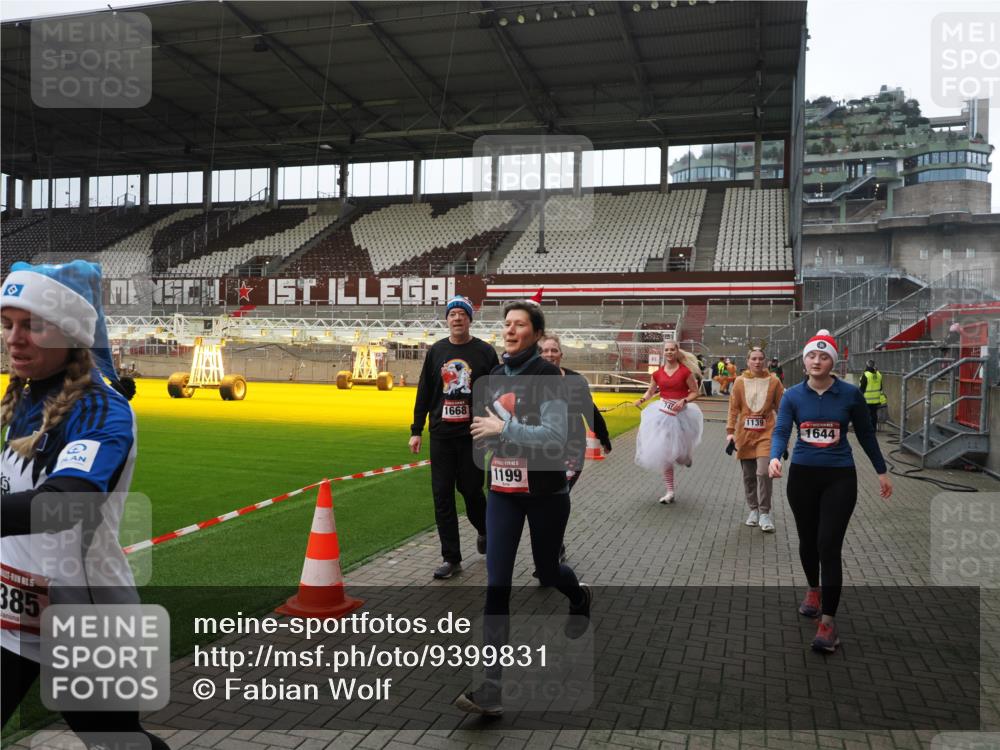 07.12.2025 - St. Pauli X-Mass-Run No. 15 Fabian Wolf http://msf.ph/oto/9399831 07.12.2025 11:03:10 Ziel 599, 602, 612, 748, 853, 875, 1139, 1199, 1385, 1644, 1668, 1670, 4809 meine-sportfotos.de