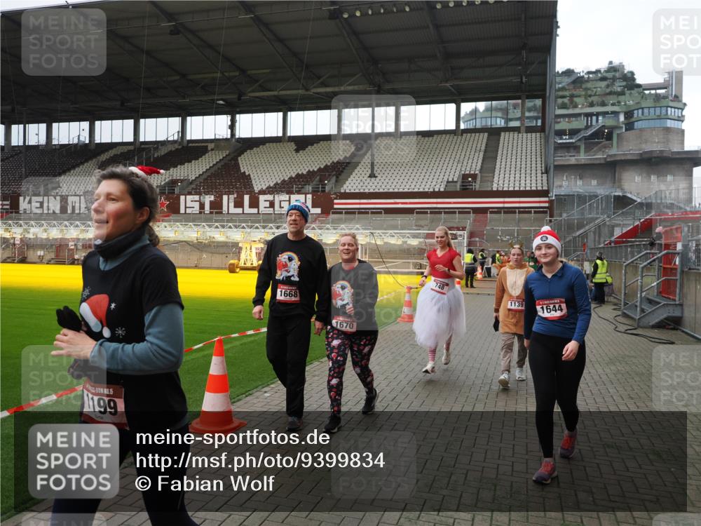 07.12.2025 - St. Pauli X-Mass-Run No. 15 Fabian Wolf http://msf.ph/oto/9399834 07.12.2025 11:03:10 Ziel 599, 602, 612, 748, 853, 875, 1139, 1199, 1385, 1644, 1668, 1670, 4809 meine-sportfotos.de