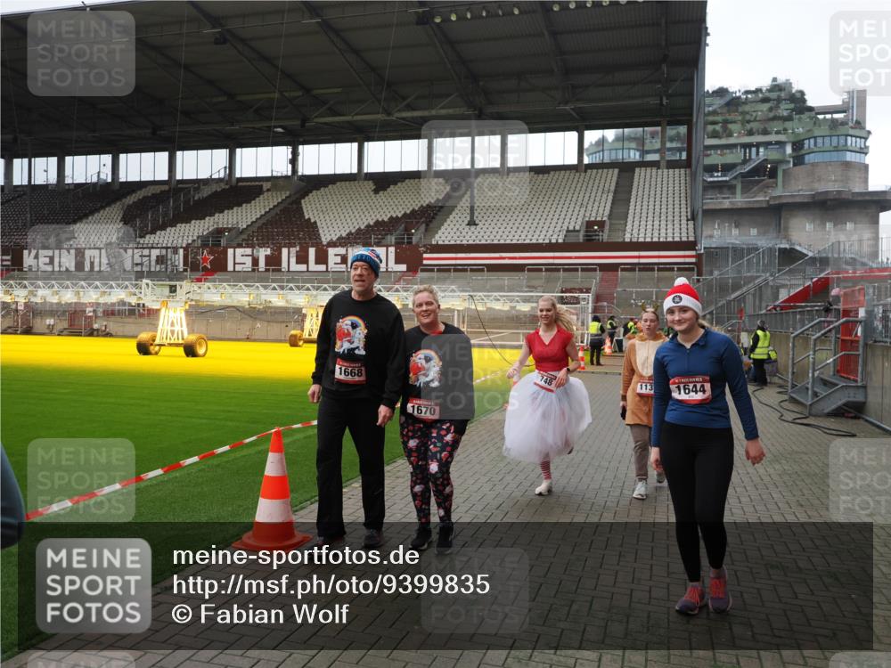 07.12.2025 - St. Pauli X-Mass-Run No. 15 Fabian Wolf http://msf.ph/oto/9399835 07.12.2025 11:03:11 Ziel 599, 602, 612, 748, 853, 1139, 1199, 1385, 1644, 1668, 1670, 4809 meine-sportfotos.de