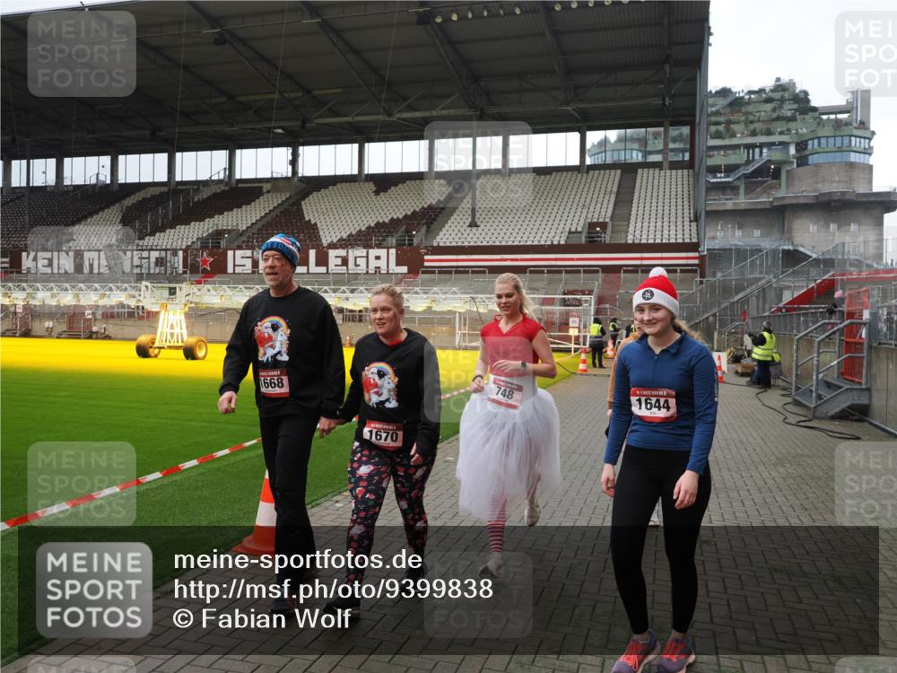 07.12.2025 - St. Pauli X-Mass-Run No. 15 Fabian Wolf http://msf.ph/oto/9399838 07.12.2025 11:03:11 Ziel 599, 602, 612, 748, 853, 1139, 1199, 1385, 1644, 1668, 1670, 4809 meine-sportfotos.de