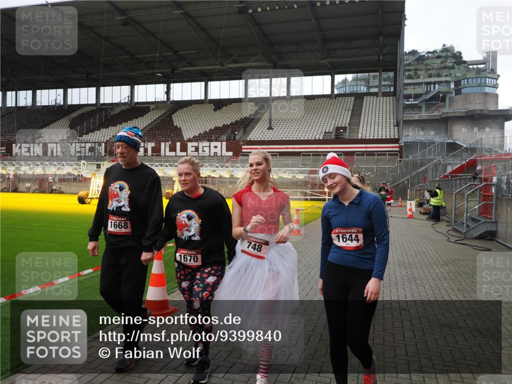 07.12.2025 - St. Pauli X-Mass-Run No. 15 Fabian Wolf http://msf.ph/oto/9399840 07.12.2025 11:03:12 Ziel 61, 599, 602, 612, 748, 853, 1139, 1199, 1385, 1644, 1668, 1670, 4809 meine-sportfotos.de