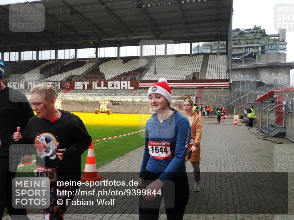 07.12.2025 - St. Pauli X-Mass-Run No. 15 Fabian Wolf http://msf.ph/oto/9399844 07.12.2025 11:03:12 Ziel 61, 599, 602, 612, 748, 853, 1139, 1199, 1385, 1644, 1668, 1670, 4809 meine-sportfotos.de