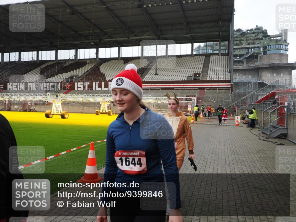 07.12.2025 - St. Pauli X-Mass-Run No. 15 Fabian Wolf http://msf.ph/oto/9399846 07.12.2025 11:03:13 Ziel 61, 64, 599, 748, 853, 1139, 1199, 1385, 1644, 1668, 1670, 1850 meine-sportfotos.de