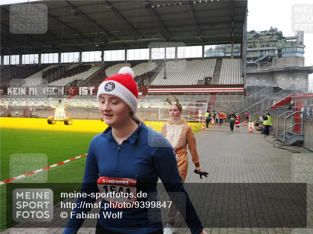 07.12.2025 - St. Pauli X-Mass-Run No. 15 Fabian Wolf http://msf.ph/oto/9399847 07.12.2025 11:03:13 Ziel 61, 64, 599, 748, 853, 1139, 1199, 1385, 1644, 1668, 1670, 1850 meine-sportfotos.de