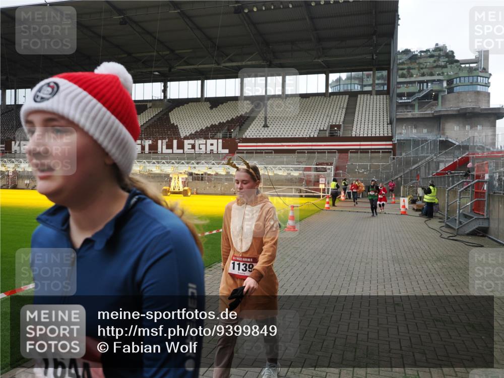 07.12.2025 - St. Pauli X-Mass-Run No. 15 Fabian Wolf http://msf.ph/oto/9399849 07.12.2025 11:03:13 Ziel 61, 64, 599, 748, 853, 1139, 1199, 1385, 1644, 1668, 1670, 1850 meine-sportfotos.de