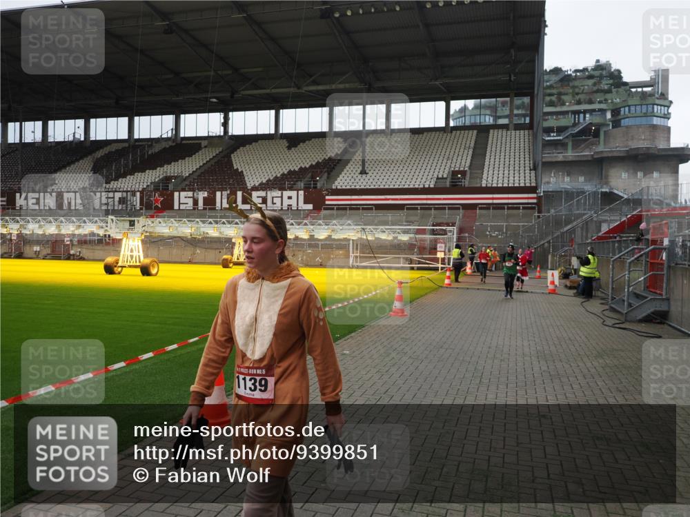 07.12.2025 - St. Pauli X-Mass-Run No. 15 Fabian Wolf http://msf.ph/oto/9399851 07.12.2025 11:03:14 Ziel 61, 64, 748, 853, 1139, 1199, 1385, 1644, 1668, 1670, 1850 meine-sportfotos.de