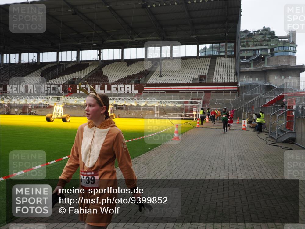07.12.2025 - St. Pauli X-Mass-Run No. 15 Fabian Wolf http://msf.ph/oto/9399852 07.12.2025 11:03:14 Ziel 61, 64, 748, 853, 1139, 1199, 1385, 1644, 1668, 1670, 1850 meine-sportfotos.de