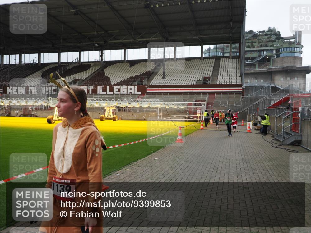 07.12.2025 - St. Pauli X-Mass-Run No. 15 Fabian Wolf http://msf.ph/oto/9399853 07.12.2025 11:03:14 Ziel 61, 64, 748, 853, 1139, 1199, 1385, 1644, 1668, 1670, 1850 meine-sportfotos.de