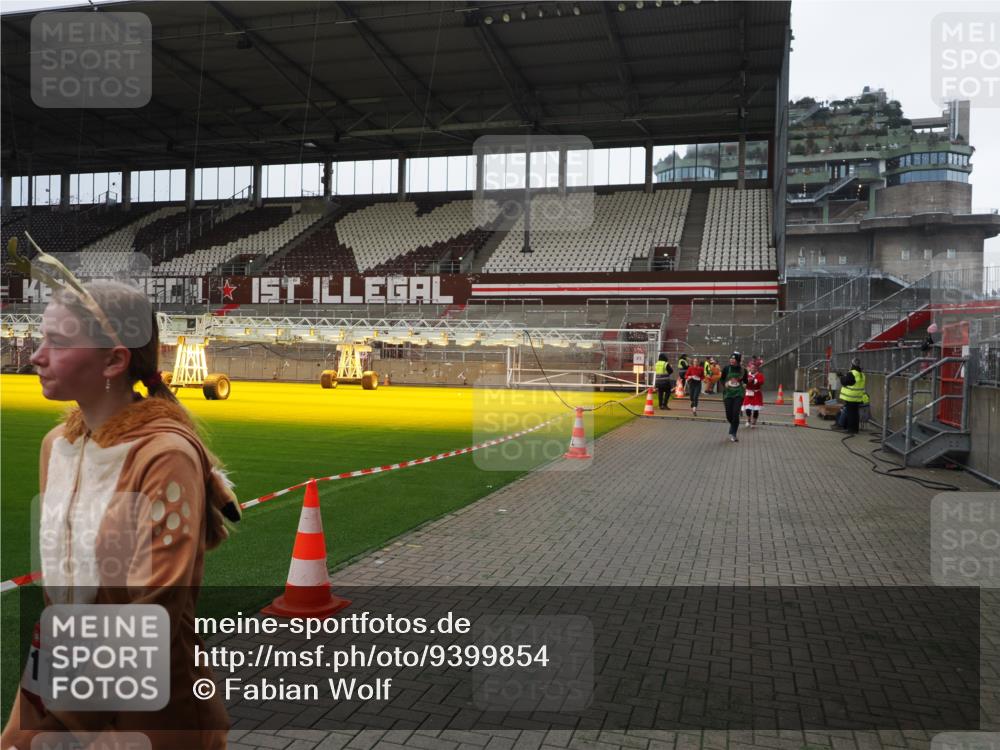 07.12.2025 - St. Pauli X-Mass-Run No. 15 Fabian Wolf http://msf.ph/oto/9399854 07.12.2025 11:03:14 Ziel 61, 64, 748, 853, 1139, 1199, 1385, 1644, 1668, 1670, 1850 meine-sportfotos.de