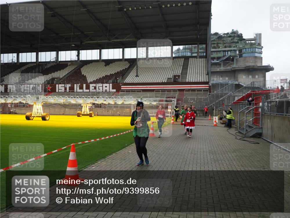 07.12.2025 - St. Pauli X-Mass-Run No. 15 Fabian Wolf http://msf.ph/oto/9399856 07.12.2025 11:03:18 Ziel 61, 64, 186, 748, 853, 1139, 1199, 1385, 1644, 1668, 1670, 1850 meine-sportfotos.de