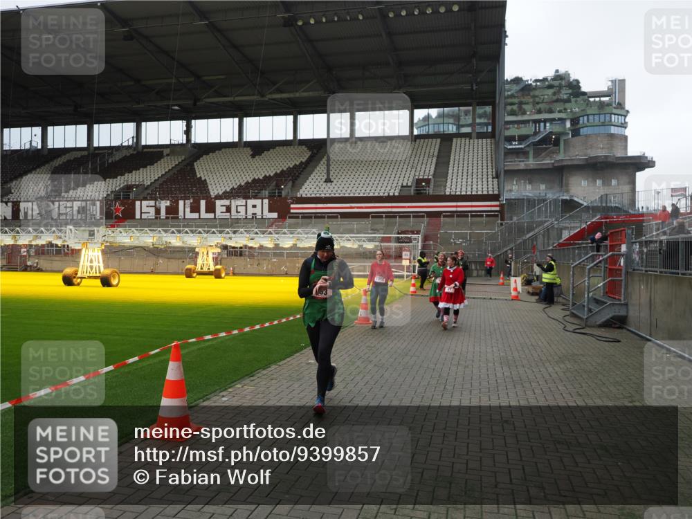 07.12.2025 - St. Pauli X-Mass-Run No. 15 Fabian Wolf http://msf.ph/oto/9399857 07.12.2025 11:03:19 Ziel 61, 64, 186, 748, 853, 1139, 1199, 1385, 1850 meine-sportfotos.de