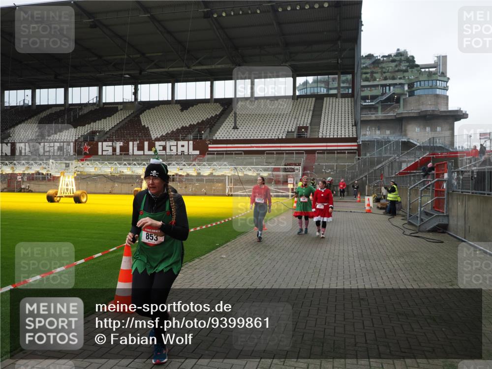 07.12.2025 - St. Pauli X-Mass-Run No. 15 Fabian Wolf http://msf.ph/oto/9399861 07.12.2025 11:03:19 Ziel 61, 64, 186, 748, 853, 1139, 1199, 1385, 1850 meine-sportfotos.de