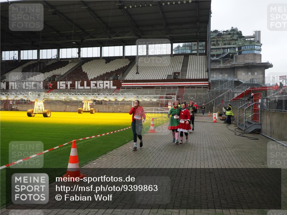 07.12.2025 - St. Pauli X-Mass-Run No. 15 Fabian Wolf http://msf.ph/oto/9399863 07.12.2025 11:03:21 Ziel 61, 64, 186, 748, 853, 1139, 1199, 1385, 1850 meine-sportfotos.de
