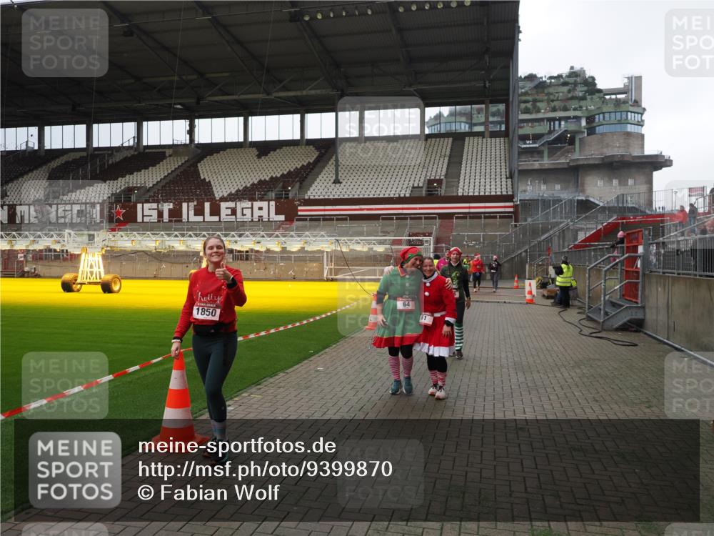 07.12.2025 - St. Pauli X-Mass-Run No. 15 Fabian Wolf http://msf.ph/oto/9399870 07.12.2025 11:03:23 Ziel 61, 64, 102, 109, 186, 748, 853, 1199, 1850 meine-sportfotos.de