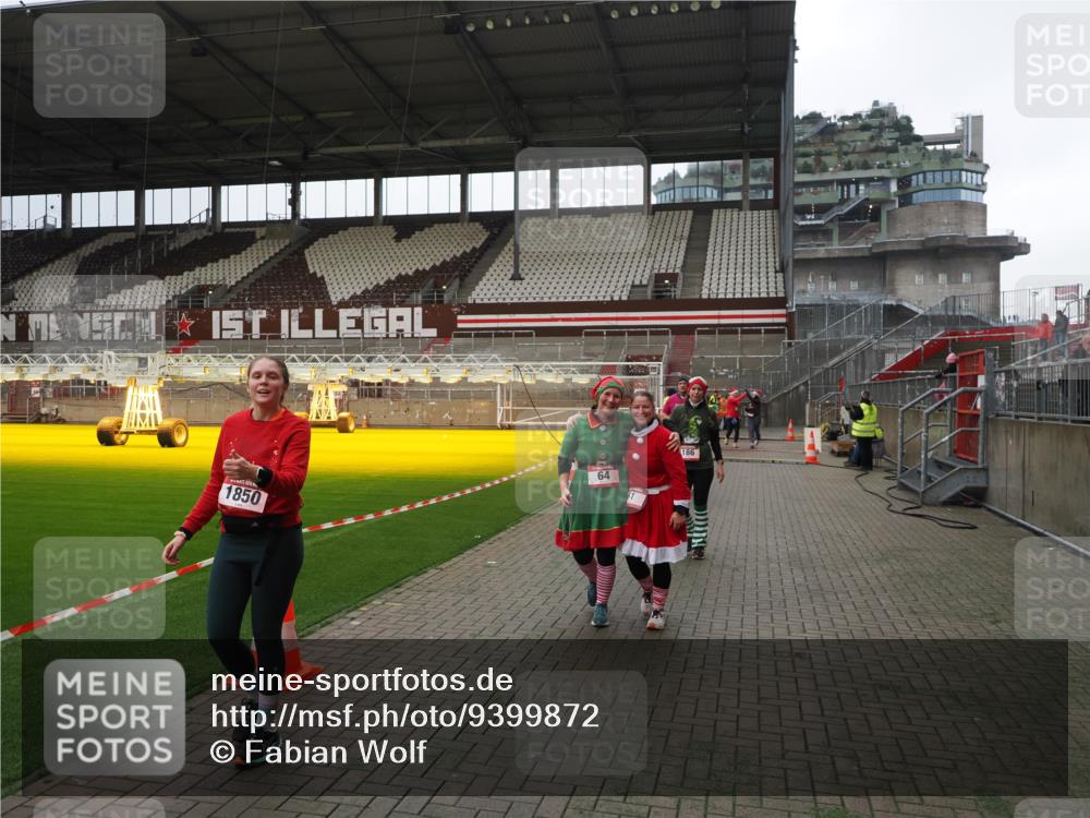 07.12.2025 - St. Pauli X-Mass-Run No. 15 Fabian Wolf http://msf.ph/oto/9399872 07.12.2025 11:03:23 Ziel 61, 64, 102, 109, 186, 748, 853, 1199, 1850 meine-sportfotos.de