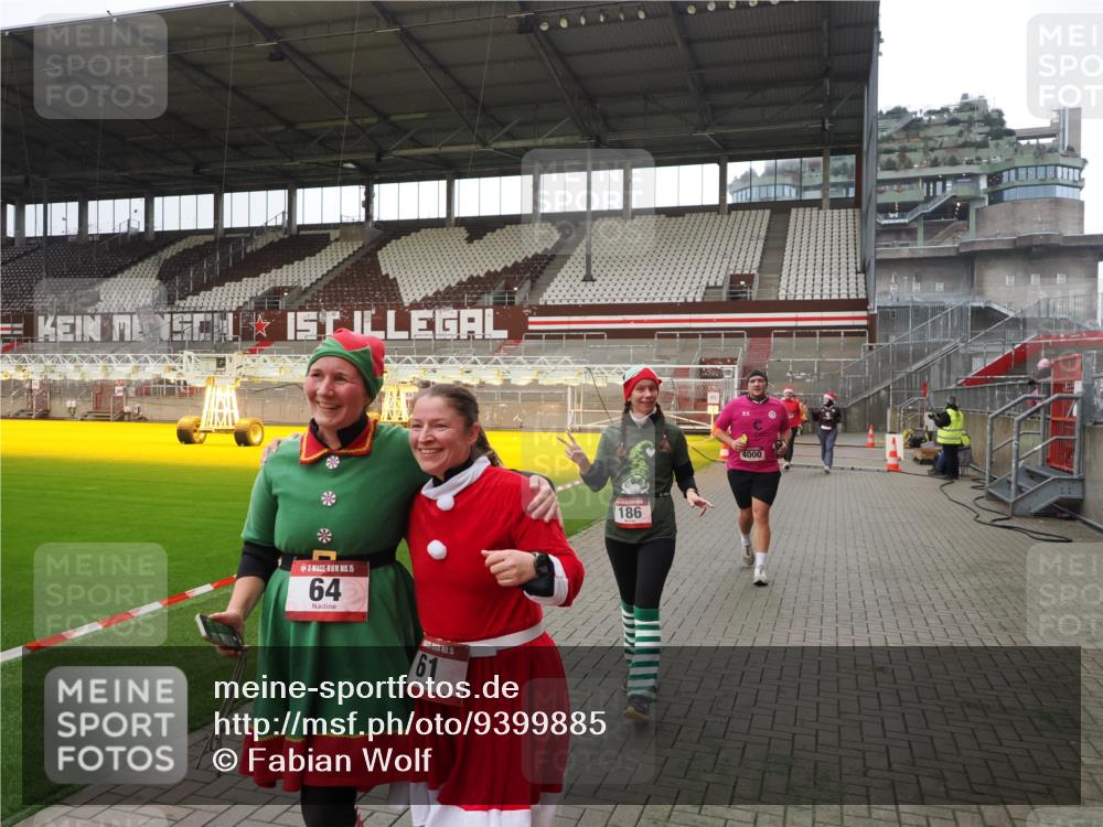 07.12.2025 - St. Pauli X-Mass-Run No. 15 Fabian Wolf http://msf.ph/oto/9399885 07.12.2025 11:03:26 Ziel 61, 64, 102, 109, 186, 853, 1850 meine-sportfotos.de