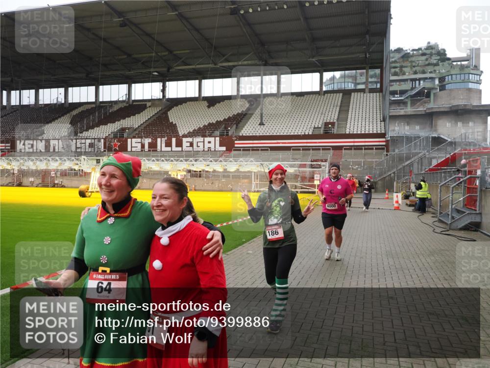 07.12.2025 - St. Pauli X-Mass-Run No. 15 Fabian Wolf http://msf.ph/oto/9399886 07.12.2025 11:03:26 Ziel 61, 64, 102, 109, 186, 853, 1850 meine-sportfotos.de