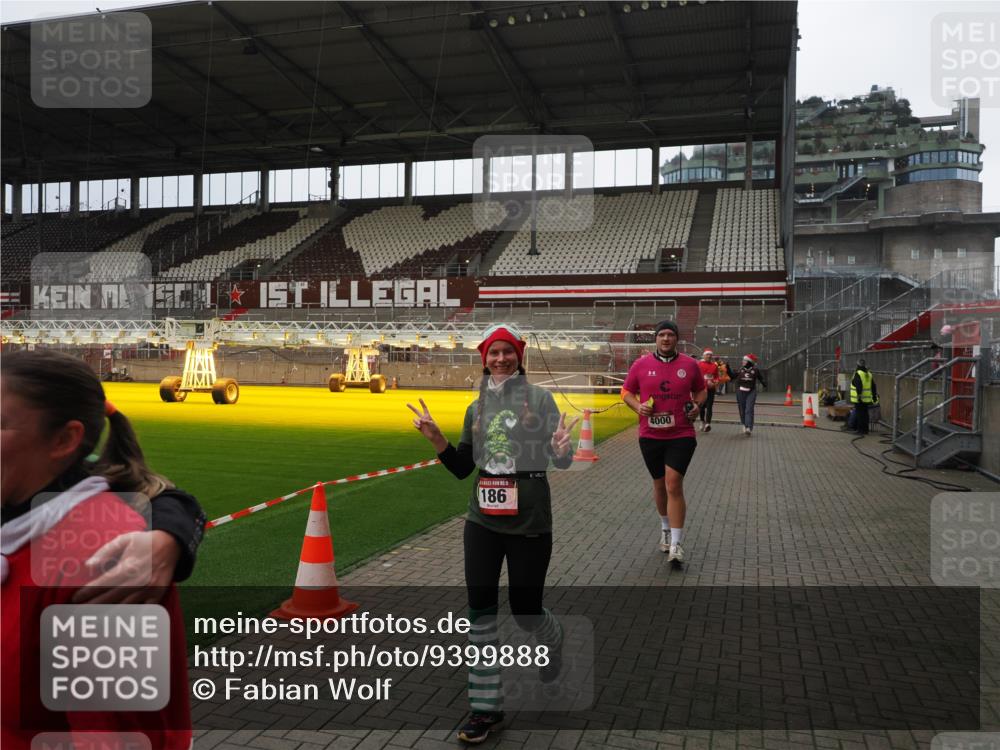 07.12.2025 - St. Pauli X-Mass-Run No. 15 Fabian Wolf http://msf.ph/oto/9399888 07.12.2025 11:03:27 Ziel 61, 64, 102, 109, 186, 853, 1850 meine-sportfotos.de