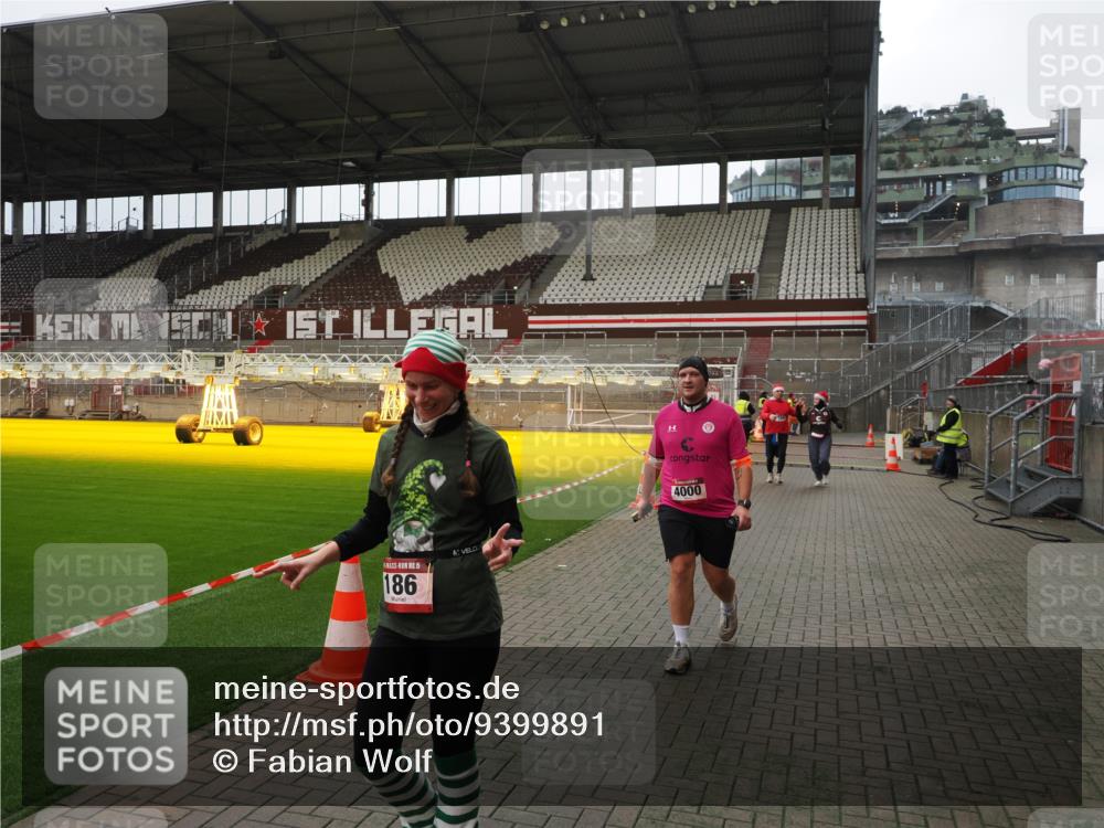 07.12.2025 - St. Pauli X-Mass-Run No. 15 Fabian Wolf http://msf.ph/oto/9399891 07.12.2025 11:03:27 Ziel 61, 64, 102, 109, 186, 853, 1850 meine-sportfotos.de