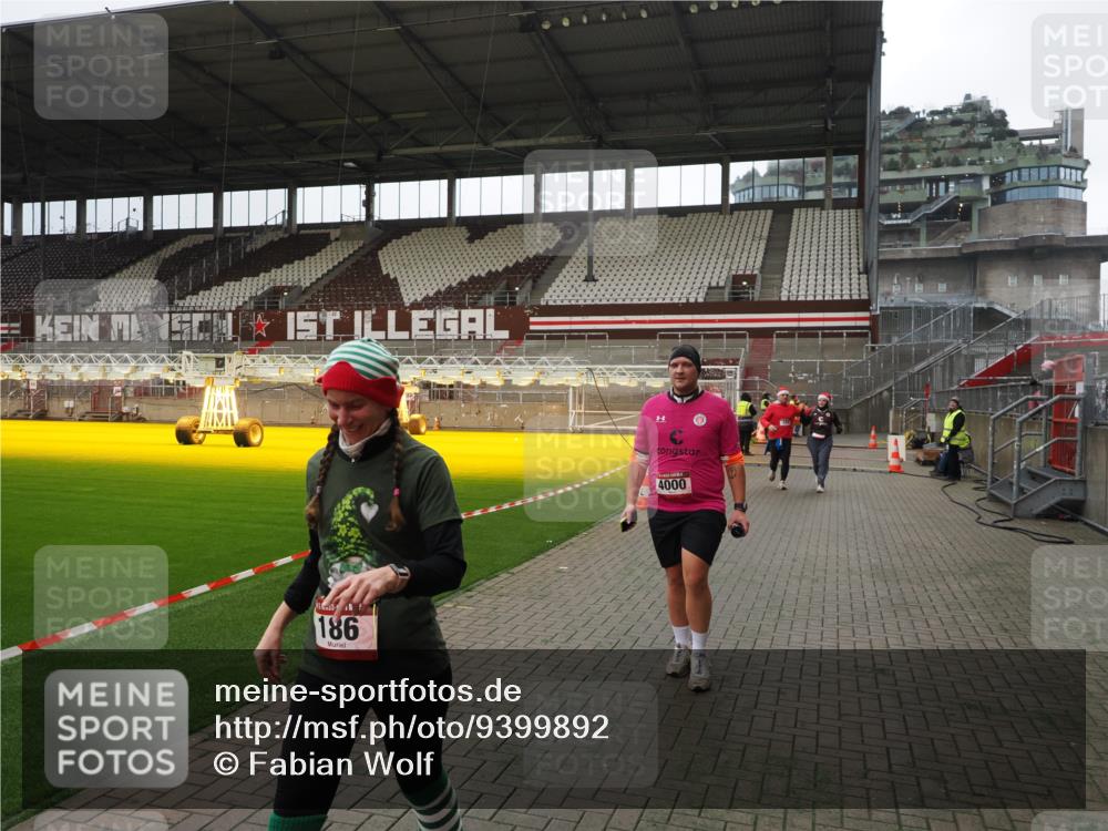 07.12.2025 - St. Pauli X-Mass-Run No. 15 Fabian Wolf http://msf.ph/oto/9399892 07.12.2025 11:03:27 Ziel 61, 64, 102, 109, 186, 853, 1850 meine-sportfotos.de