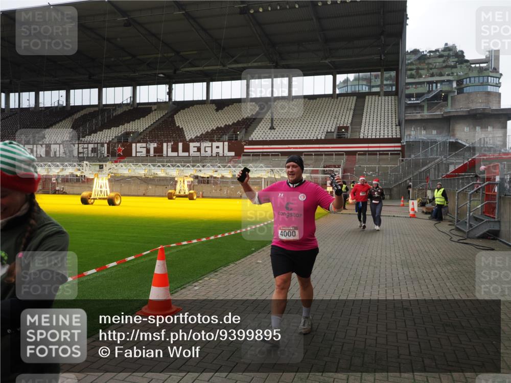 07.12.2025 - St. Pauli X-Mass-Run No. 15 Fabian Wolf http://msf.ph/oto/9399895 07.12.2025 11:03:28 Ziel 61, 64, 102, 109, 186, 853, 1850 meine-sportfotos.de