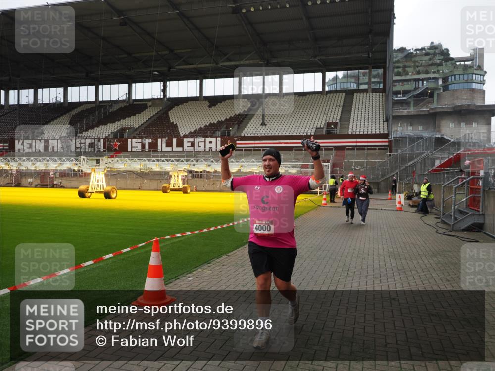 07.12.2025 - St. Pauli X-Mass-Run No. 15 Fabian Wolf http://msf.ph/oto/9399896 07.12.2025 11:03:28 Ziel 61, 64, 102, 109, 186, 853, 1850 meine-sportfotos.de