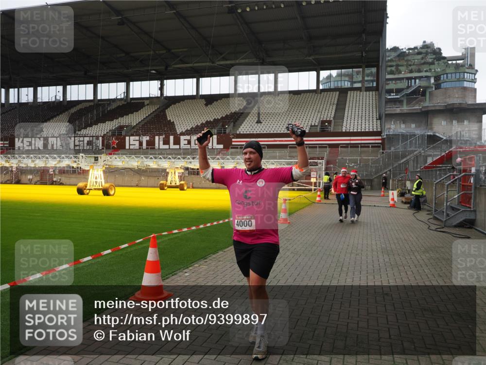 07.12.2025 - St. Pauli X-Mass-Run No. 15 Fabian Wolf http://msf.ph/oto/9399897 07.12.2025 11:03:28 Ziel 61, 64, 102, 109, 186, 853, 1850 meine-sportfotos.de