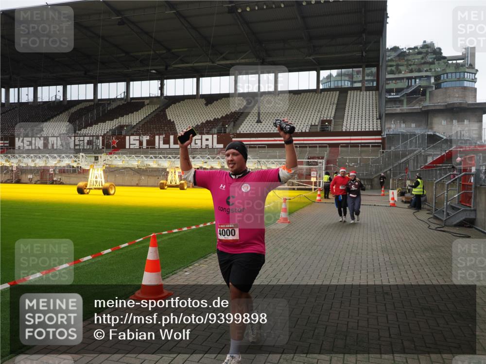 07.12.2025 - St. Pauli X-Mass-Run No. 15 Fabian Wolf http://msf.ph/oto/9399898 07.12.2025 11:03:29 Ziel 61, 64, 102, 109, 186, 853, 1850 meine-sportfotos.de