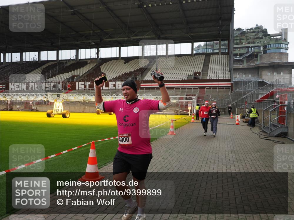 07.12.2025 - St. Pauli X-Mass-Run No. 15 Fabian Wolf http://msf.ph/oto/9399899 07.12.2025 11:03:29 Ziel 61, 64, 102, 109, 186, 853, 1850 meine-sportfotos.de