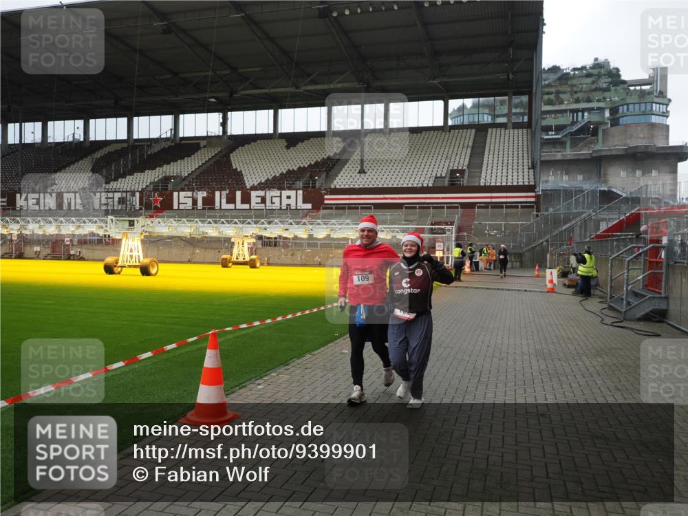 07.12.2025 - St. Pauli X-Mass-Run No. 15 Fabian Wolf http://msf.ph/oto/9399901 07.12.2025 11:03:32 Ziel 61, 64, 102, 109, 186, 1850 meine-sportfotos.de