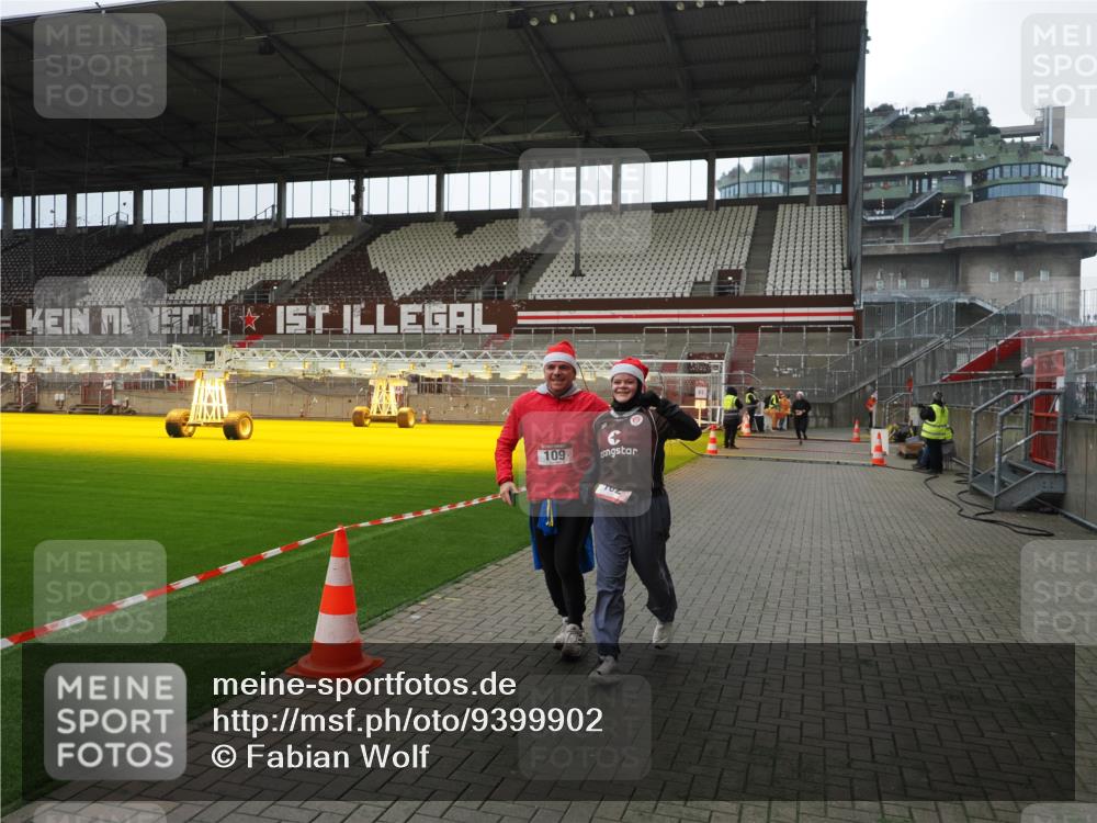 07.12.2025 - St. Pauli X-Mass-Run No. 15 Fabian Wolf http://msf.ph/oto/9399902 07.12.2025 11:03:32 Ziel 61, 64, 102, 109, 186, 1850 meine-sportfotos.de