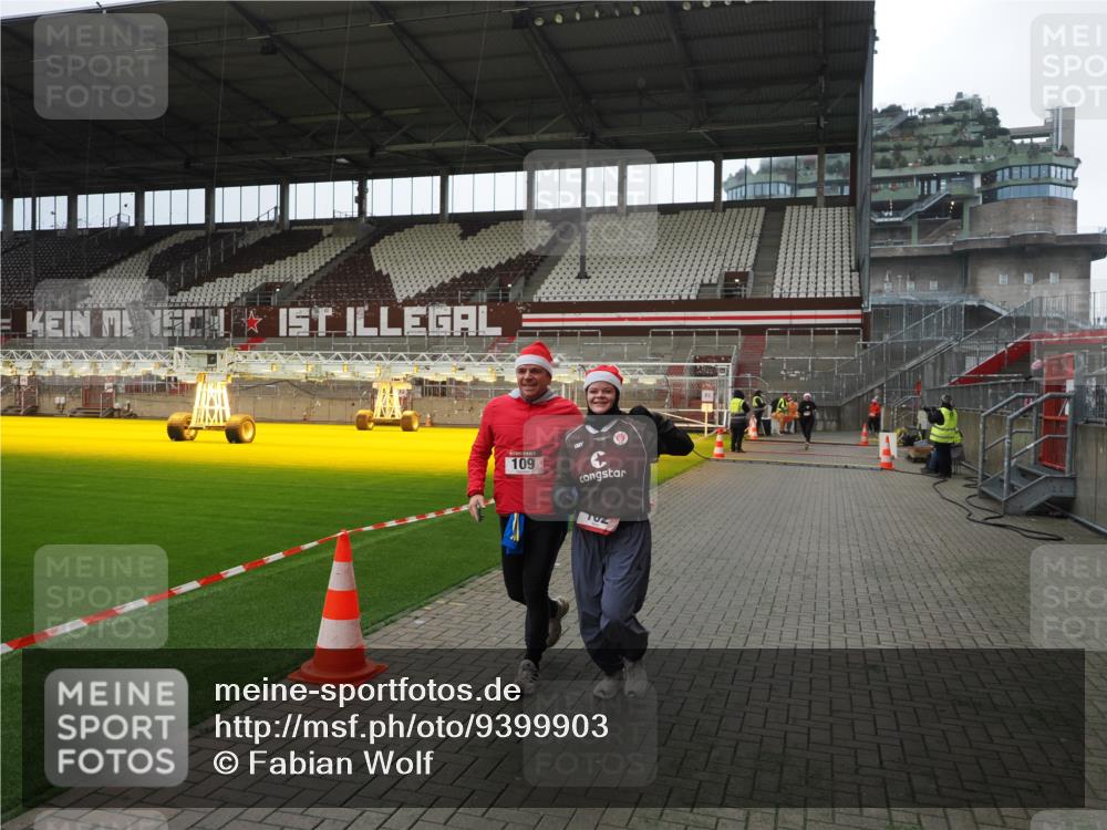 07.12.2025 - St. Pauli X-Mass-Run No. 15 Fabian Wolf http://msf.ph/oto/9399903 07.12.2025 11:03:32 Ziel 61, 64, 102, 109, 186, 1850 meine-sportfotos.de