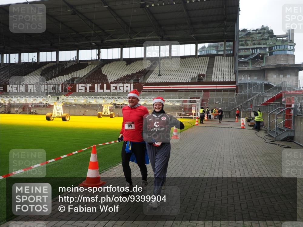 07.12.2025 - St. Pauli X-Mass-Run No. 15 Fabian Wolf http://msf.ph/oto/9399904 07.12.2025 11:03:32 Ziel 61, 64, 102, 109, 186, 1850 meine-sportfotos.de