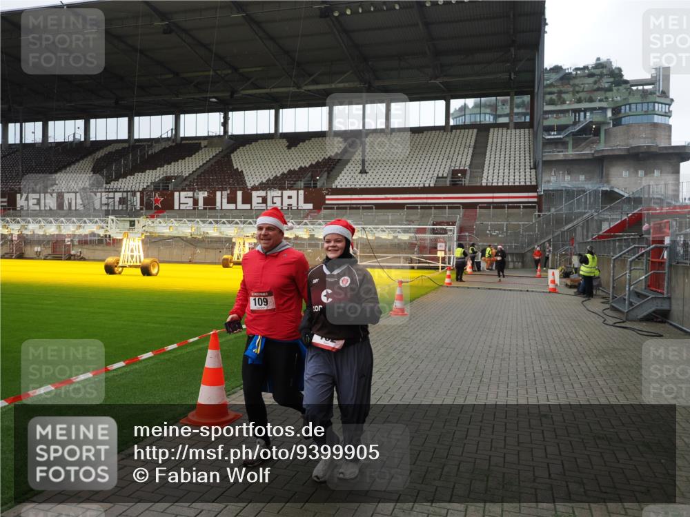 07.12.2025 - St. Pauli X-Mass-Run No. 15 Fabian Wolf http://msf.ph/oto/9399905 07.12.2025 11:03:33 Ziel 64, 102, 109, 186, 1551, 1850 meine-sportfotos.de