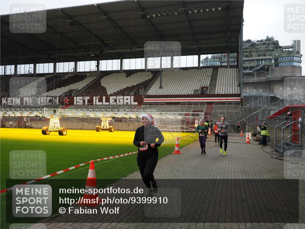 07.12.2025 - St. Pauli X-Mass-Run No. 15 Fabian Wolf http://msf.ph/oto/9399910 07.12.2025 11:03:40 Ziel 102, 109, 297, 505, 514, 1551 meine-sportfotos.de