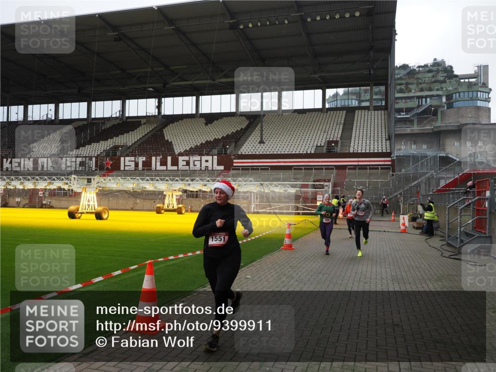 07.12.2025 - St. Pauli X-Mass-Run No. 15 Fabian Wolf http://msf.ph/oto/9399911 07.12.2025 11:03:40 Ziel 102, 109, 297, 505, 514, 1551 meine-sportfotos.de