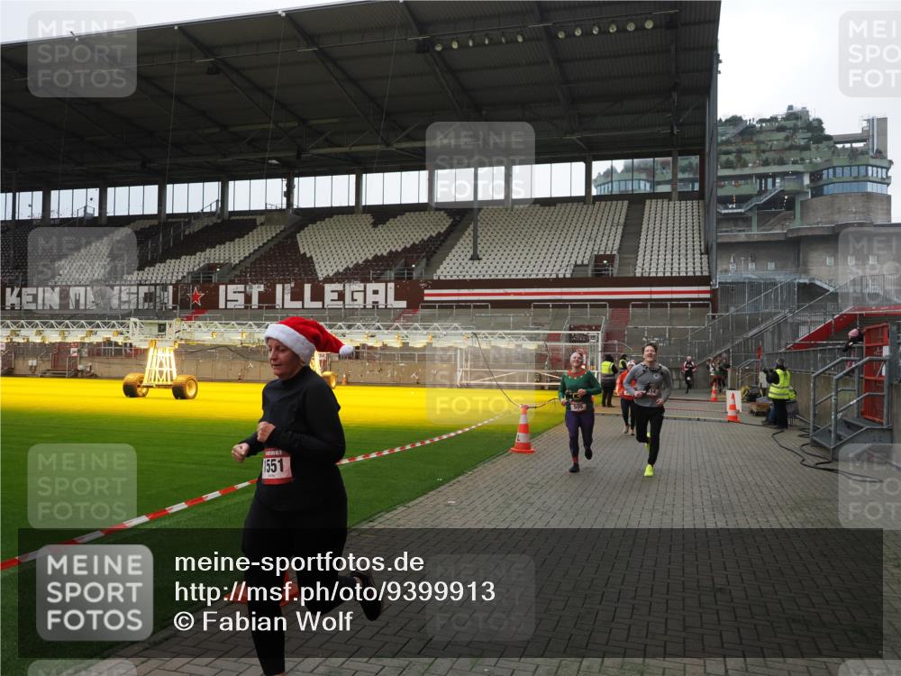07.12.2025 - St. Pauli X-Mass-Run No. 15 Fabian Wolf http://msf.ph/oto/9399913 07.12.2025 11:03:41 Ziel 102, 109, 297, 505, 514, 1551 meine-sportfotos.de