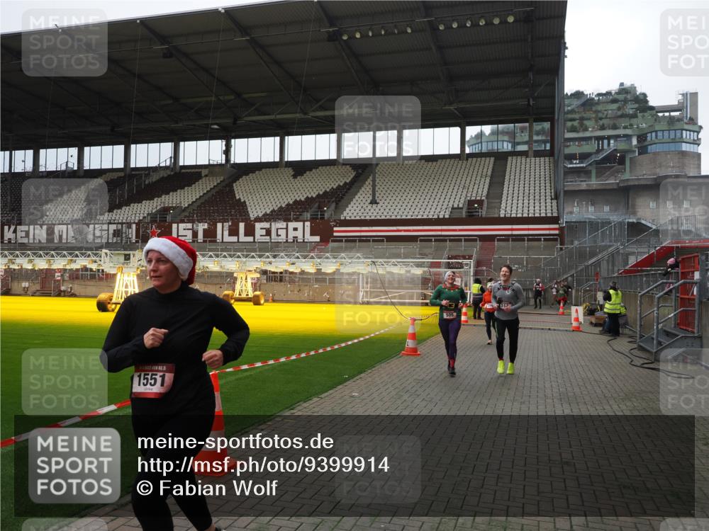 07.12.2025 - St. Pauli X-Mass-Run No. 15 Fabian Wolf http://msf.ph/oto/9399914 07.12.2025 11:03:41 Ziel 102, 109, 297, 505, 514, 1551 meine-sportfotos.de