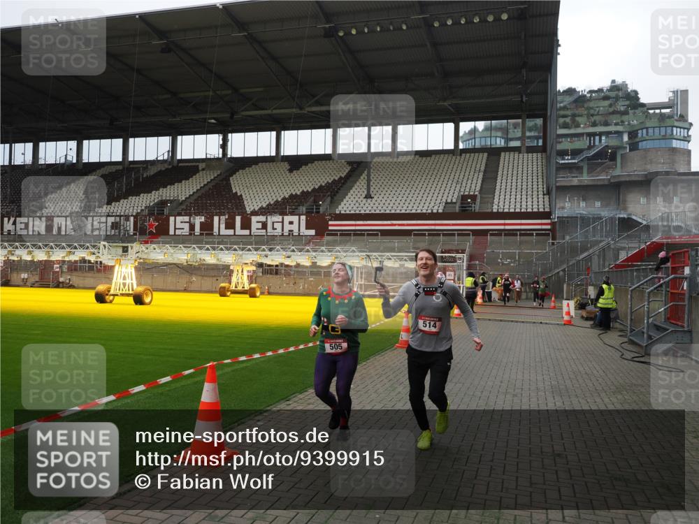 07.12.2025 - St. Pauli X-Mass-Run No. 15 Fabian Wolf http://msf.ph/oto/9399915 07.12.2025 11:03:43 Ziel 102, 109, 297, 505, 514, 1551 meine-sportfotos.de