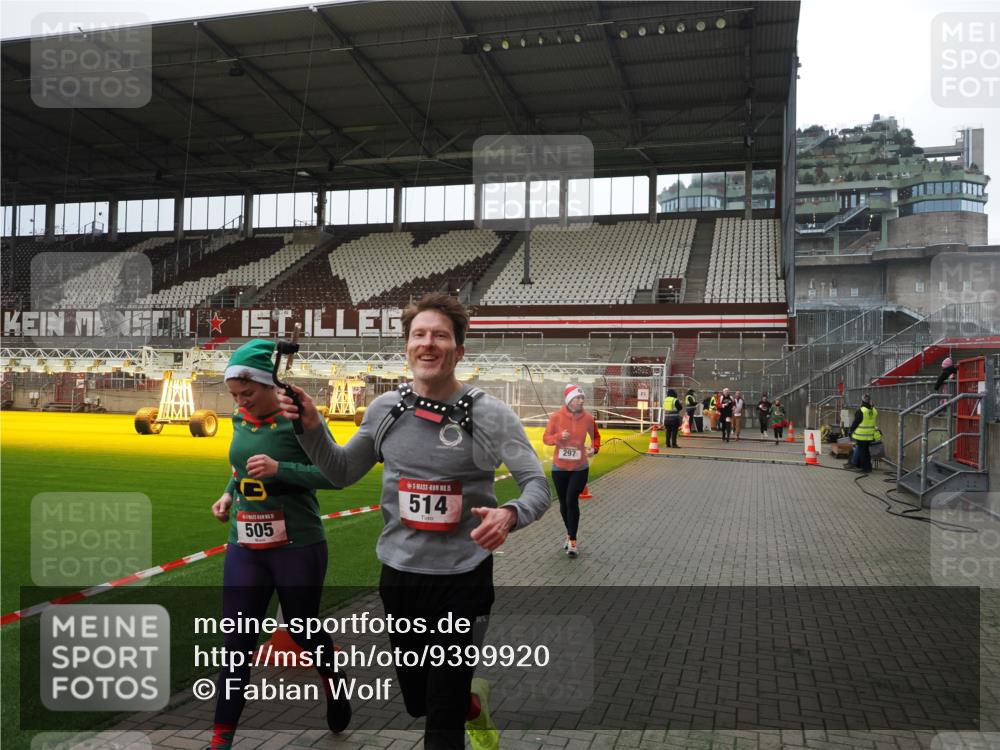 07.12.2025 - St. Pauli X-Mass-Run No. 15 Fabian Wolf http://msf.ph/oto/9399920 07.12.2025 11:03:44 Ziel 297, 505, 514, 1551 meine-sportfotos.de