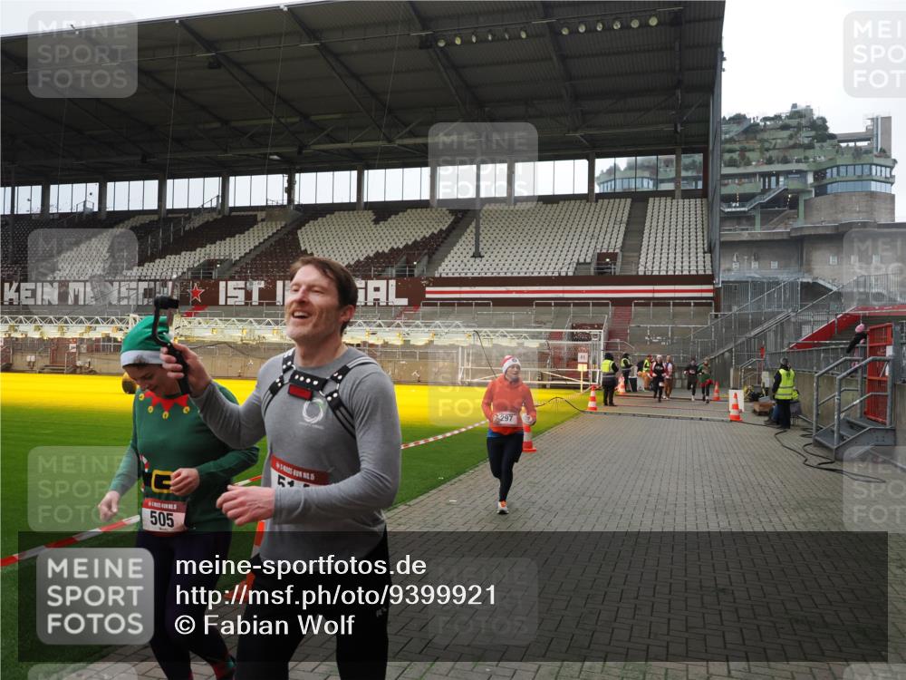 07.12.2025 - St. Pauli X-Mass-Run No. 15 Fabian Wolf http://msf.ph/oto/9399921 07.12.2025 11:03:44 Ziel 297, 505, 514, 1551 meine-sportfotos.de