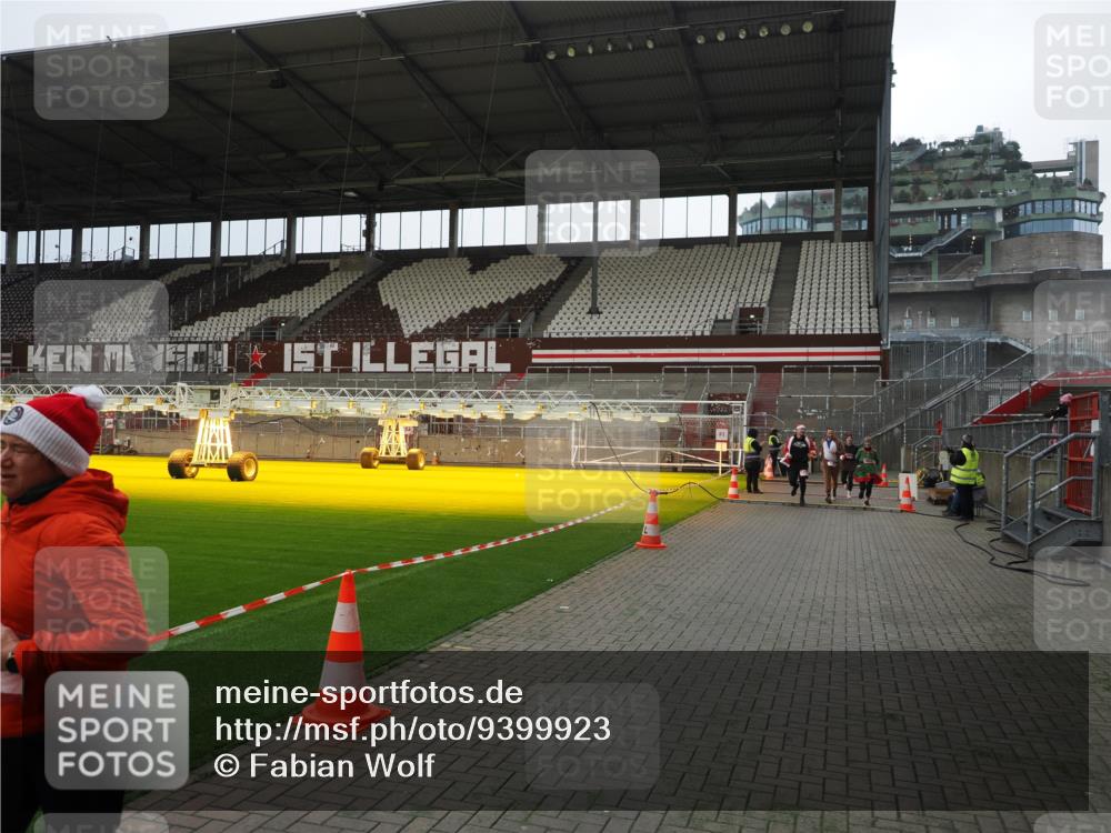 07.12.2025 - St. Pauli X-Mass-Run No. 15 Fabian Wolf http://msf.ph/oto/9399923 07.12.2025 11:03:46 Ziel 297, 505, 514, 719, 1551, 1853, 1857, 1860 meine-sportfotos.de